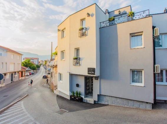 Urban Suites & Apartments Mostar Esterno foto